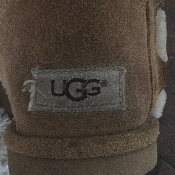 Uggs with cute bows on side - Picture 3 of 4